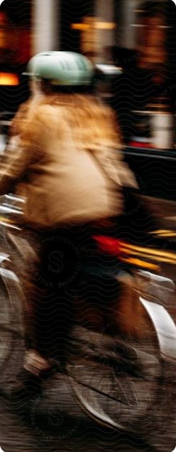 Radfahrerin mit Helm in der Stadt, unscharf