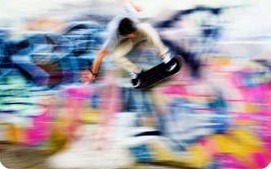 Sprung vor Graffitiwand, Bewegungsunschärfe